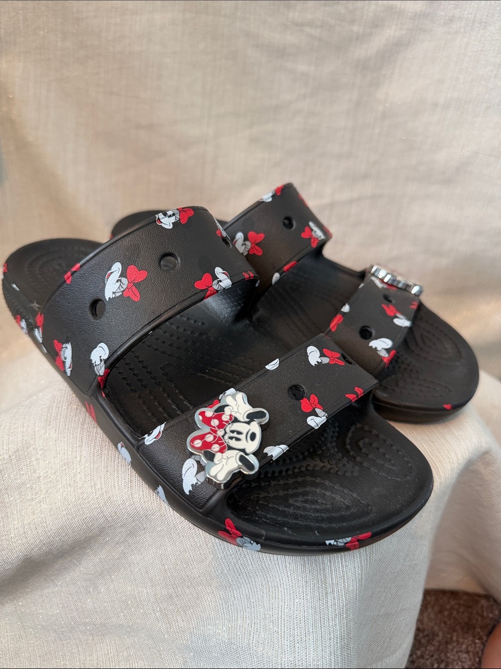 CROCS Ladies Minnie Mouse Slide Sandals with Red Minnie Enamel Pins Sz 8W 6M